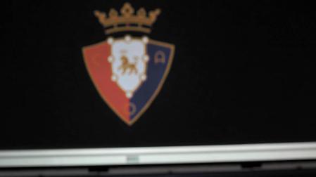 Luis Sabalza posa con el título de Segunda División.