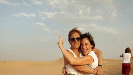 Maite Pinillos, en pleno desierto junto a su madre.