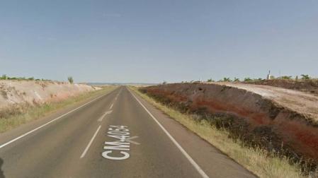 La caída ha ocurrido a la altura del kilómetro 17 de la carretera CM-4025, en el término municipal de Consuegra.