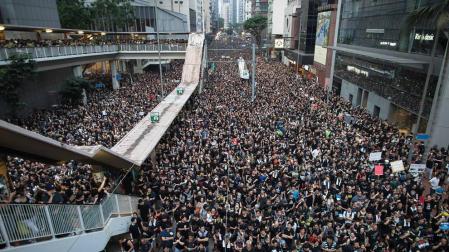 Más de un millón de manifestantes toman las principales avenidas de Hong Kong