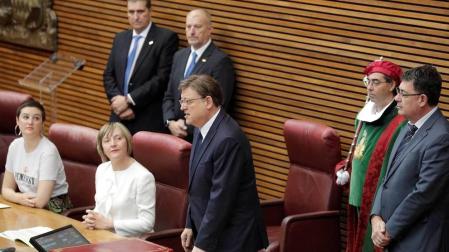 El socialista Ximo Puig promete el cargo de president de la Generalitat en el pleno de Les Corts Valencianes.
