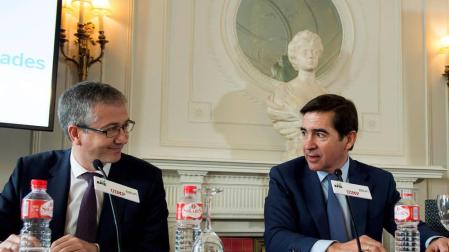 El gobernador del Banco de España, Pablo Hernández de Cos, a la izquierda, y el presidente del BBVA, Carlos Torres.