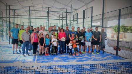 Los asistentes al acto inaugural posaron juntos en la nueva pista de pádel de Milagro.