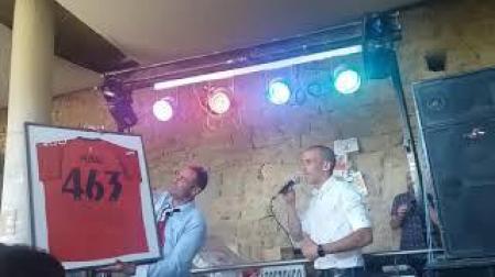 Puñal regala a Allepuz una camiseta conmemorativa de un récord