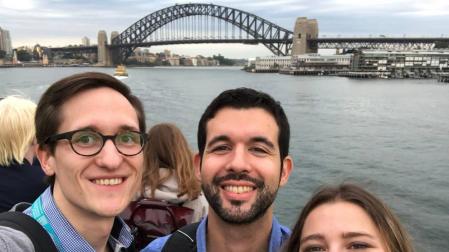 M. Fernando González Zalba, en el centro, fotografiado en Sidney con dos miembros de su equipo: Simon Schaal y la zaragozana Virginia Ciriano.