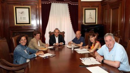 Primera reunión de la legislatura de la nueva Junta de Portavoces del Ayuntamiento de Pamplona con Enrique Maya como alcalde.