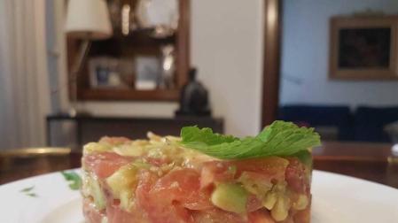 Tartar de aguacate, tomate y gambas