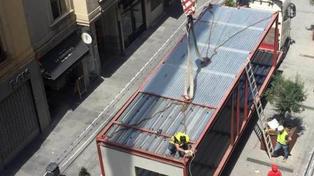 Varios operarios colocan los módulos del edificio en la calle Tafalla.