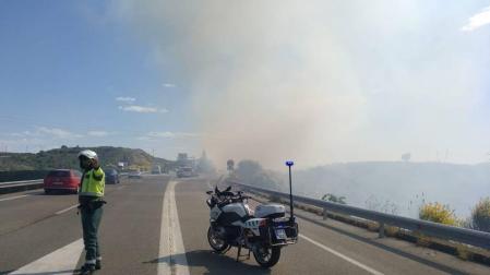 Corte en la AP-15 por un incendio de vegetación en las cercanías de Pueyo