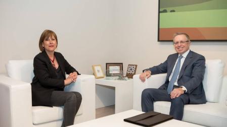Un momento de la reunión entre Uxue Barkos y el embajador de Kazajistán, Konstantin Zhigalov.