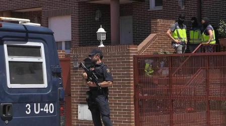 Efectivos de la Policía Nacional realizan un registro en la urbanización Prado Norte en Algete (Madrid), dentro de una operación contra una célula dedicada a la financiación de grupos yihadistas.