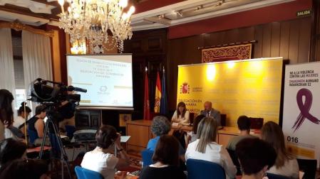 Arasti inaugura una jornada sobre la aplicación de un pacto contra la violencia de género