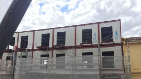 Montaje de los tres pisos extra de un edificio de Carlos III en Pamplona