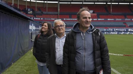 Luis Sabalza abrió las puertas de El Sadar el pasado 11 de junio a Diego Saralegui y Florencia María Espeche, que viajaron desde Buenos Aires a Navarra.