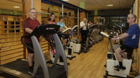 Un grupo de hombres y mujeres, el miércoles por la mañana haciendo cardio en el Club Coronario.