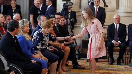 El Rey Felipe VI ha querido celebrar el quinto aniversario de su coronación condecorando con la Orden del Mérito Civil a 41 ciudadanos "ejemplares", procedentes de toda España
