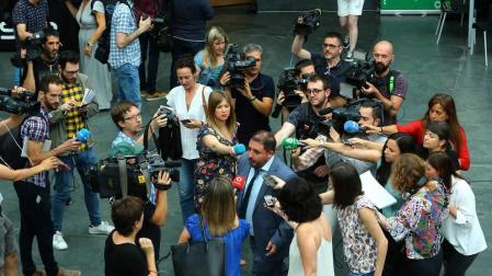 Unai Hualde sale entre un enjambre de periodistas de la reunión de última hora con el PSN.