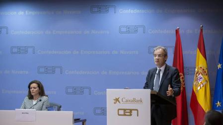 El presidente de CaixaBank destaca en Pamplona que el país "está capeando el bache"