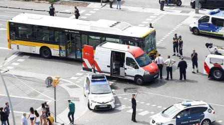 Un choque entre dos autobuses y una moto causa 24 heridos en Barcelona