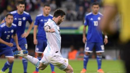 Lionel Messi anota de penalti.