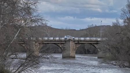 Un vehículo con varias personas cae al río Ebro en Lodosa