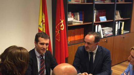 Casado (PP) y Esparza (UPN), reunidos en el Parlamento de Navarra