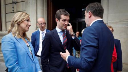 El presidente nacional del Partido Popular, Pablo Casado, al término de la reunión este viernes en el Parlamento de Navarra con Javier Esparza.