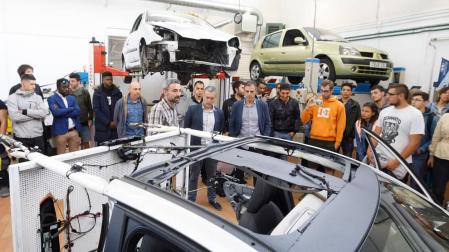 Varios jóvenes se forman en automoción montando un coche híbrido en Iturrondo