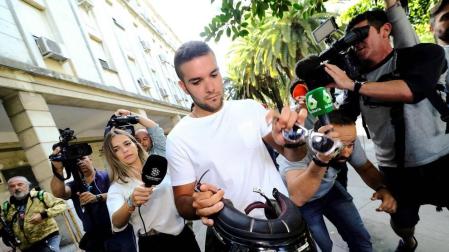 El Tribunal Supremo celebra este viernes una vista pública para deliberar los recursos de casación presentados contra la sentencia que confirmó la pena de nueve años de prisión para los cinco miembros de La Manada por abuso sexual de una joven madrileña en los Sanfermines de Pamplona de 2016
