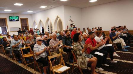 Numerosos vecinos e invitados acudieron al acto inaugural de la nueva mezquita.