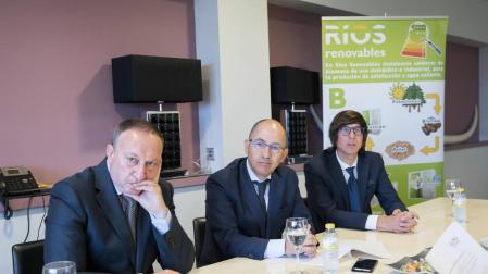De izda. a dcha., Fernando Huidobro Ruiz, director de Ingeniería; Felipe Enrique Blanco, director general, y David Sola Fernández, director del departamento de Instalaciones Térmicas de Ríos Renovables.