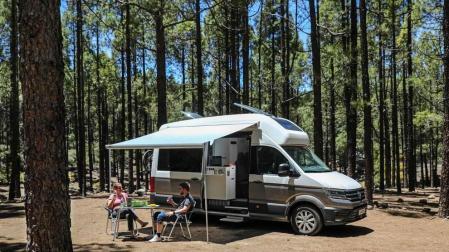 Una furgoneta XXL de tipo camper basada en la VW Crafter. Mide seis metros de longitud y llega al mercado con comodidades novedosas como un cuarto de baño con ducha, además de cocina.