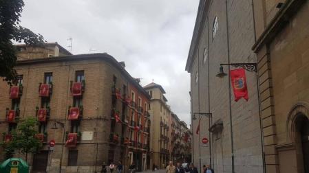 Voluntarios colocaron ayer pendones en el recorrido de la procesión de mañana.