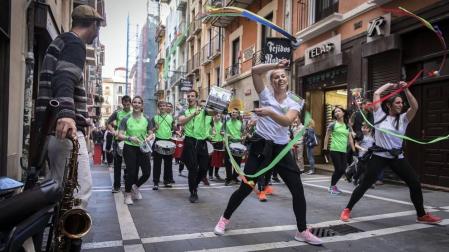 El grupo Batu Klang animando con su percusión las calles del Casco Antiguo.