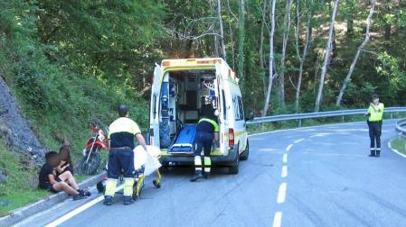 Herido leve un motorista tras salirse la vía en Ibardi