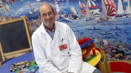 Carlos Bardají Pascual, jefe del servicio de Cirugía Pediátrica del CHN, posa en la ludoteca del hospital, donde estudian y juegan los niños ingresados.