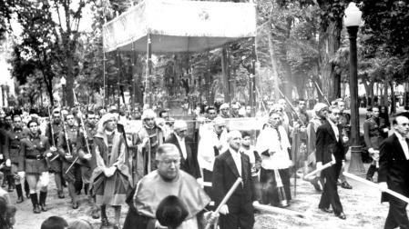 La procesión del Corpus, en 1941, al paso del palio por el Bosquecillo.