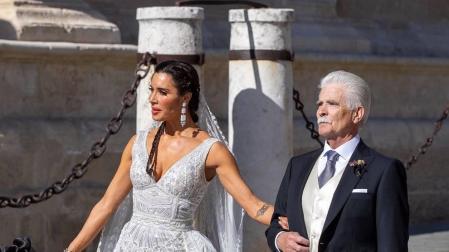 El futbolista sevillano del Real Madrid y la presentadora televisiva se han dado el "sí, quiero" en la Catedral de Sevilla