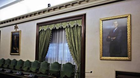 Maya recoloca en el salón de plenos el retrato del rey que cambió Asiron