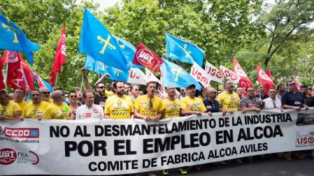 Casi medio millar de personas, entre ellas trabajadores de Alcoa, durante la manifestación.