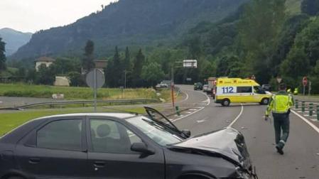 Uno de los dos vehículos accidentados, cruzado en la carretera.