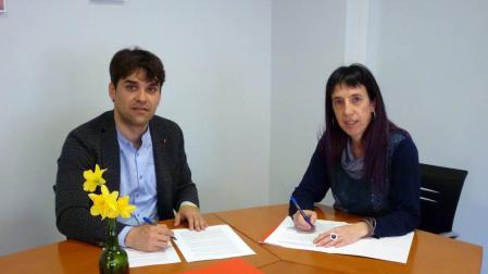 Pablo Azcona y Mertxe Leranoz, en la firma de un convenio por las políticas de igualdad.