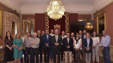 Los representantes del ajedrez español visitan el Ayuntamiento de Pamplona