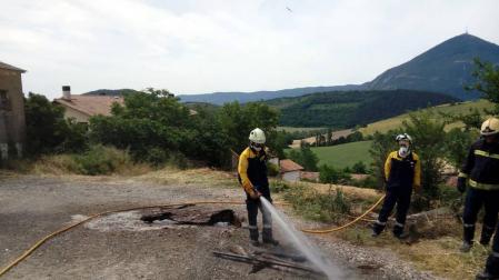 Bomberos, trabajando en la extinción del incendio en Cemboráin.