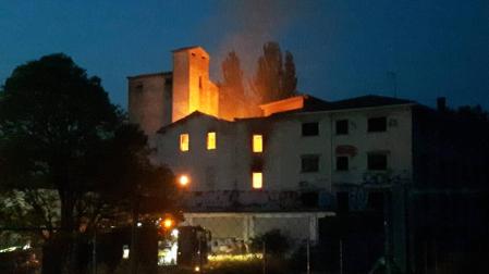 Declarado un incendio en la antigua harinera de Huarte