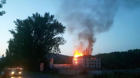 Un incendio afectó a las instalaciones abandonadas entre Olaz y Huarte a última hora de este martes 25 de junio.