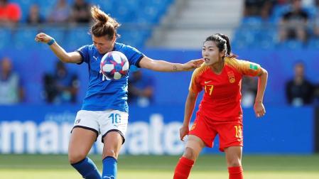Giacinti empuja a Italia hacia cuartos 28 años después