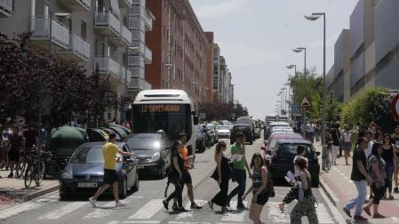 Las oposiciones a maestro siguen afectando al tráfico de Mendillorri