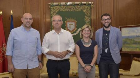 El alcalde de Pamplona recibe a la nueva junta de la Comparsa de Gigantes
