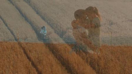 Imagen del videoclip de 'Kiss Me Malibu'.